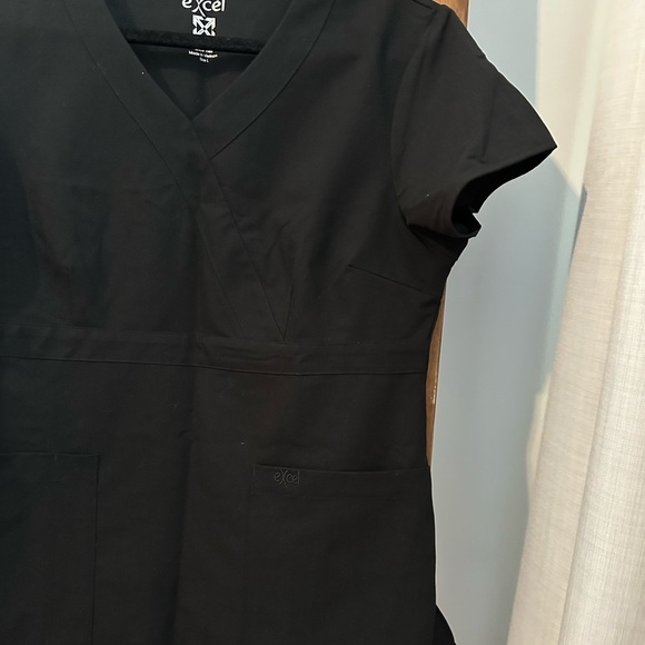 Excel 4 Way Stretch Scrub Top - Picture 3 of 7